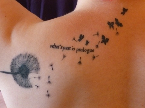 tatouage papillon discret omoplate