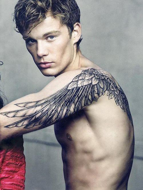 tatouage pectoraux ailes
