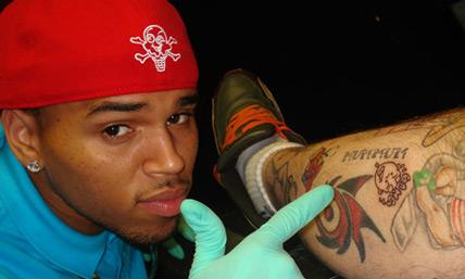 tatouage pectoraux chris brown