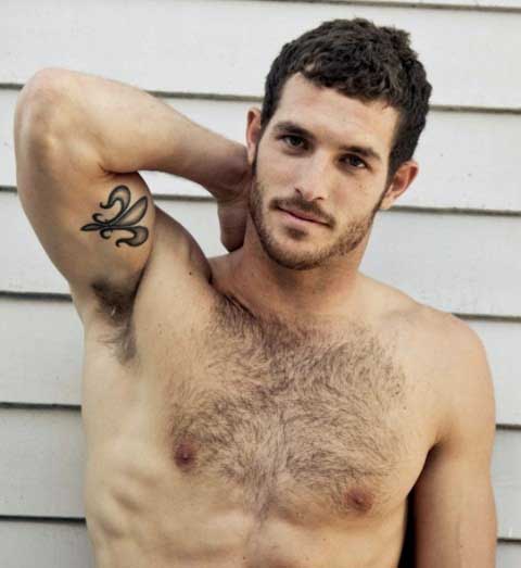 tatouage pectoraux discret