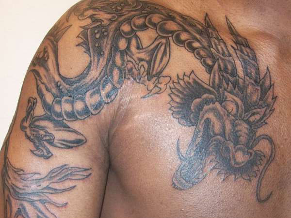 tatouage pectoraux dragon