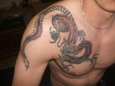 tatouage pectoraux dragon
