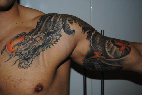 tatouage pectoraux dragon