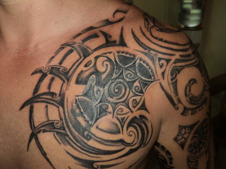 tatouage pectoraux épaule bras