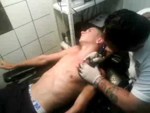 tatouage pectoraux fait mal