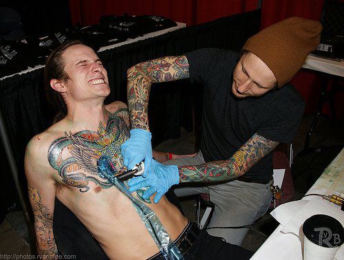 tatouage pectoraux fait mal