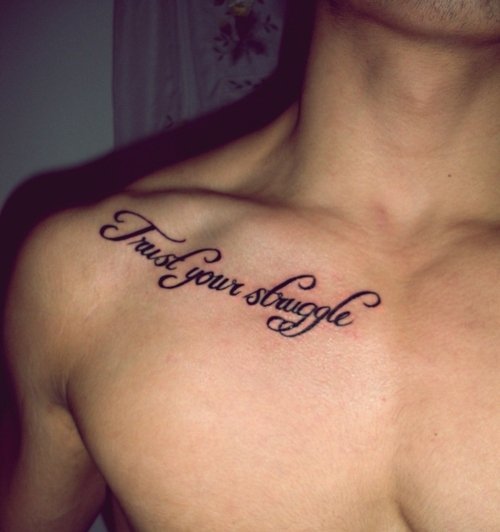 tatouage pectoraux homme phrase