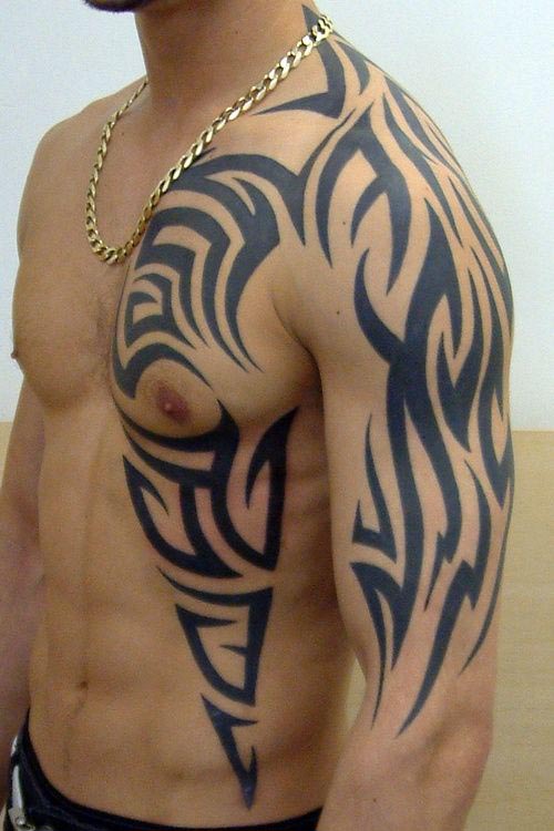 tatouage pectoraux homme polynésien
