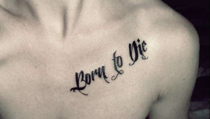 tatouage pectoraux lettrage