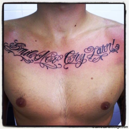 tatouage pectoraux lettrage