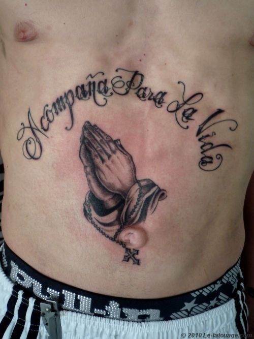 tatouage pectoraux lettrage