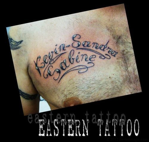 tatouage pectoraux lettrage