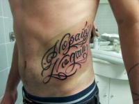 tatouage pectoraux lettrage