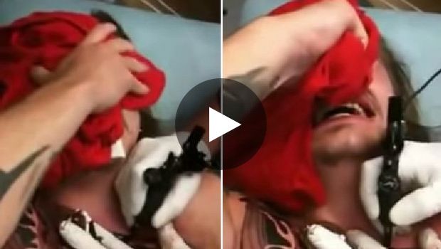 tatouage pectoraux mal