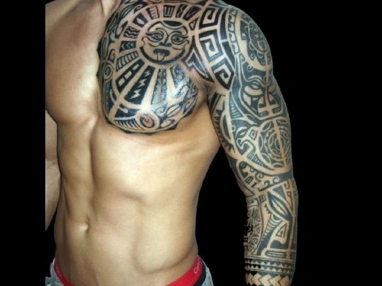 Tatouage pectoraux poil