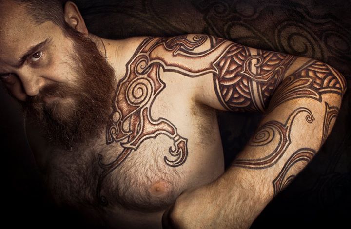 tatouage pectoraux poil