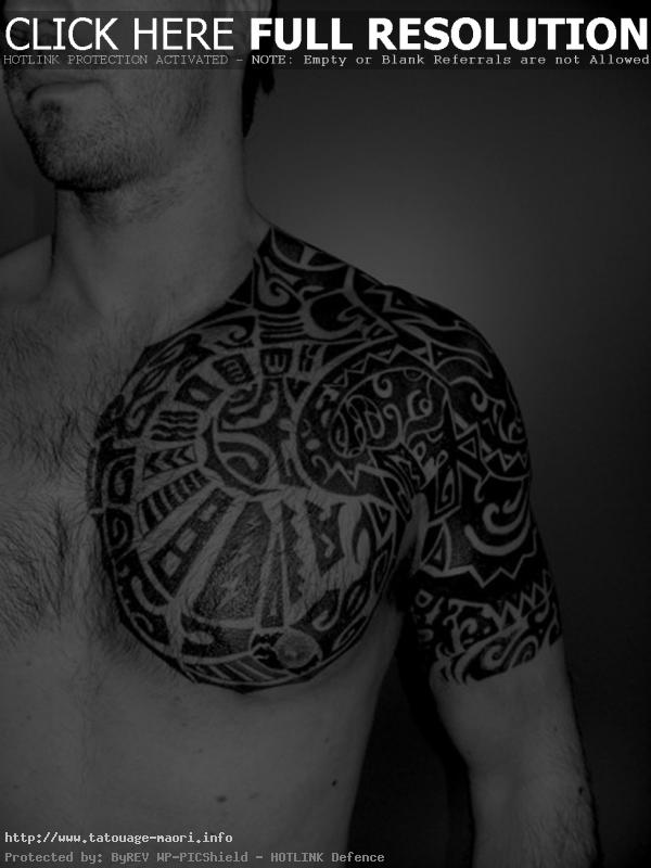 tatouage pectoraux polynésien
