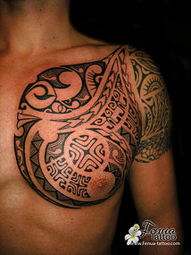 tatouage pectoraux polynésien