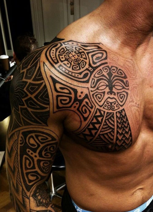 tatouage pectoraux polynésien