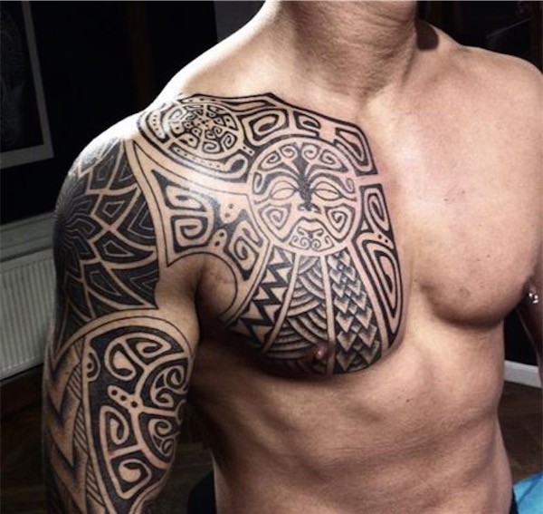 tatouage pectoraux polynésien