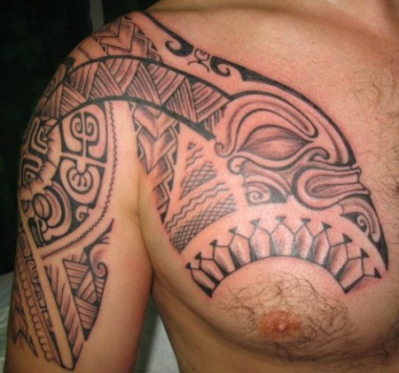 tatouage pectoraux polynésien
