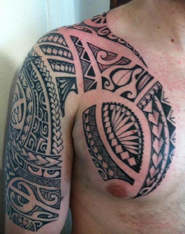 tatouage pectoraux polynésien