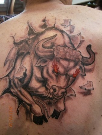 tatouage pectoraux taureau