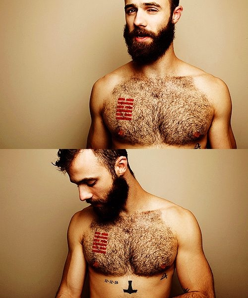 tatouage pectoraux texte