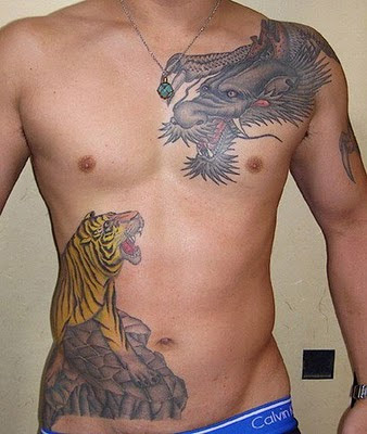 tatouage pectoraux tigre