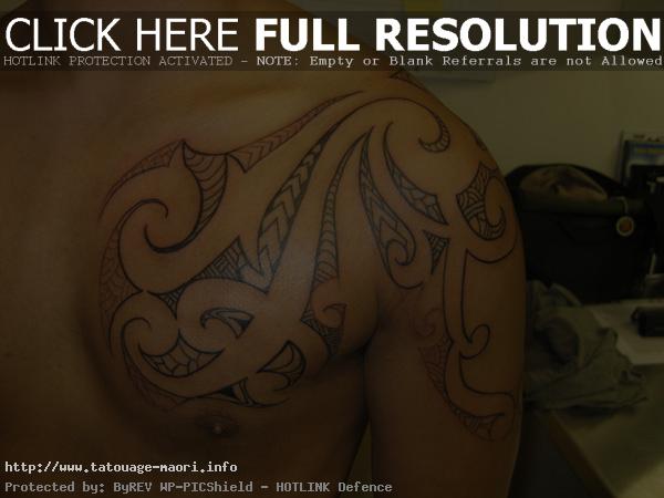 tatouage pectoraux tribal