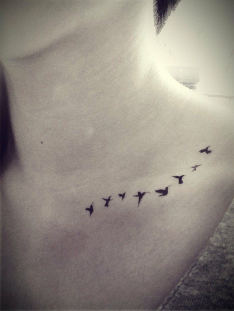 tatouage petit oiseau noir