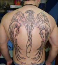 tatouage phoenix tribal dos homme