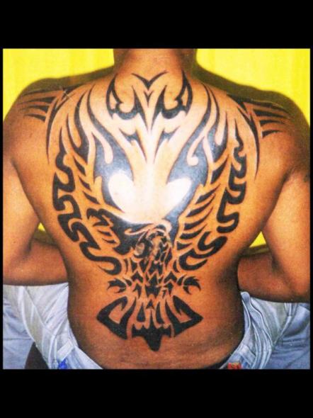 tatouage phoenix tribal dos homme