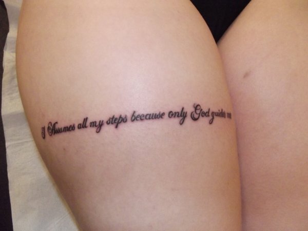 tatouage phrase anglais sur la cuisse