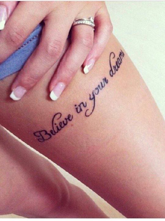 tatouage phrase anglais sur la cuisse
