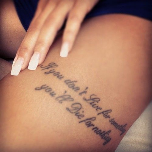 tatouage phrase anglais sur la cuisse