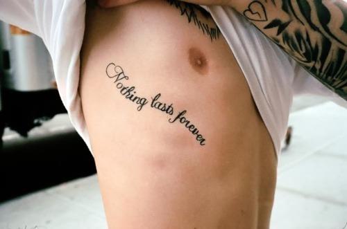 tatouage phrase bras anglais