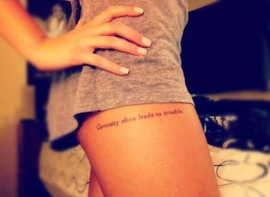 tatouage phrase cuisse