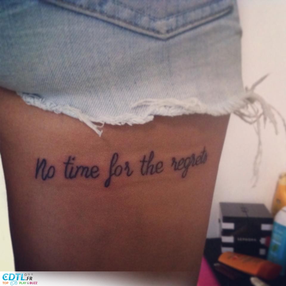 tatouage phrase cuisse