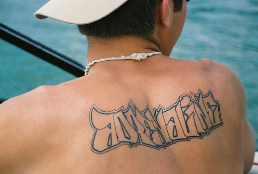 tatouage phrase dos homme