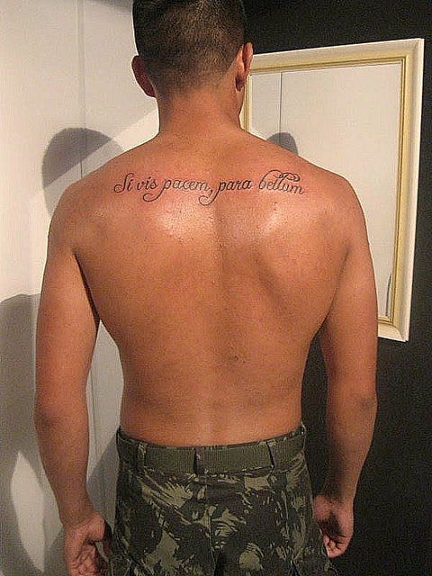 tatouage phrase dos homme
