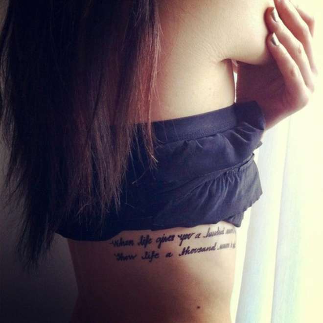 tatouage phrase femme cote