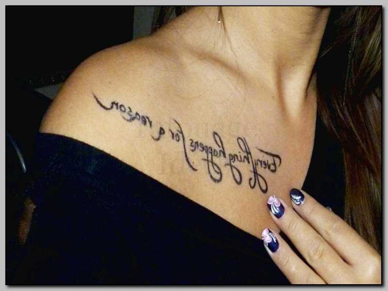 tatouage phrase femme poitrine