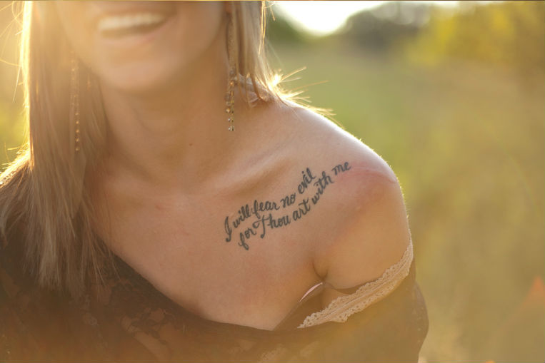 tatouage phrase femme poitrine