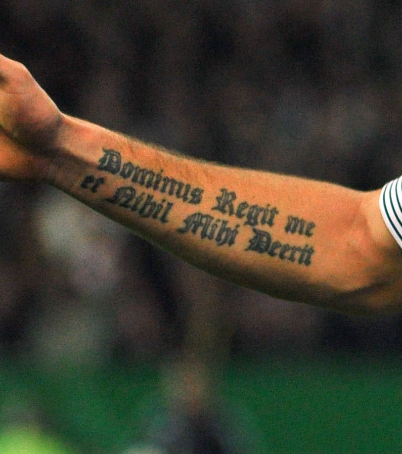 tatouage phrase gothique