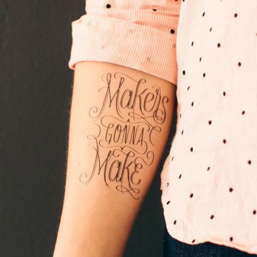 tatouage phrase latin bras