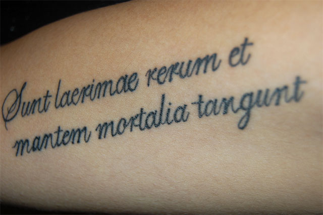 tatouage phrase latin bras