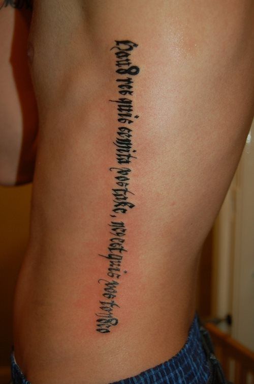 tatouage phrase latin bras
