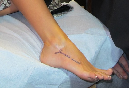 tatouage phrase pied femme
