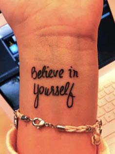 tatouage phrase poignet